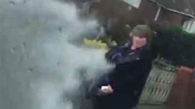 سائق يتعمد إغراق المارة بالمياه (فيديو)