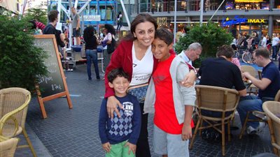 أنغام تظهر في صوره تجمعها بنجليها على 