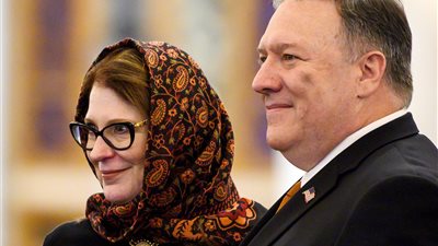 زوجة وزير خارجية أمريكا تشع جمالا لارتدائها الحجاب بمسجد «الفتاح العليم»