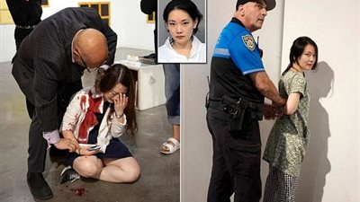 بالصور.. طعن امرأة في رقبتها داخل معرض والزوار يعتقدون أنه عمل فني