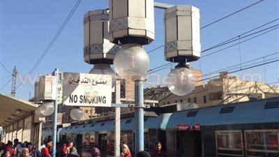 بالصور.. تزاحم الركاب في محطة مترو السيدة زينب بسبب تأخر القطارات