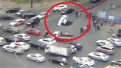 بالفيديو.. سقوط سيارة في حفرة