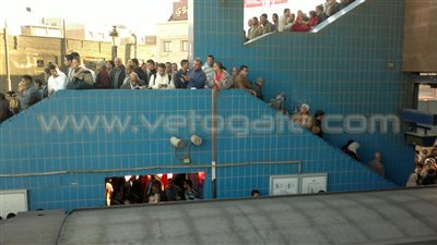 تكدس الركاب على رصيف مترو شبرا الخيمة بسبب تعطل القطارات