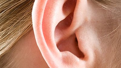 4 وصفات طبيعية لعلاج التهابات الأذن