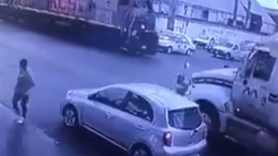 لقطات صادمة لمقطورة تدهس عجوز بطريقة مروعة ( فيديو)