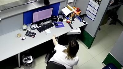 لحظة اقتحام لص مكتبا واعتدائه على الموظفة بفأس (فيديو)