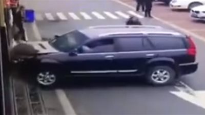 امرأة تنجو من الموت دهسا تحت عجلات سيارة (فيديو)