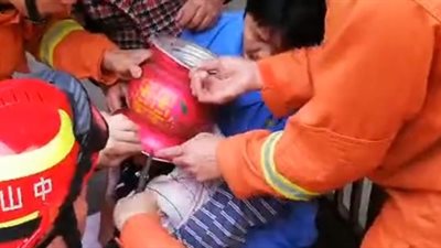 لحظة إنقاذ صبي مشاغب حشر رأسه في كرة حديدية (فيديو)