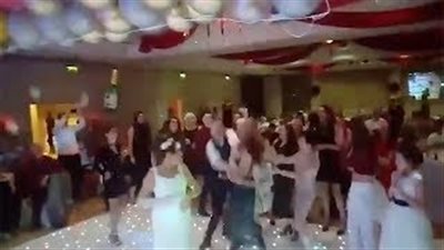 خناقة بين رجل وسيدة للحصول على بوكيه العروس (فيديو)