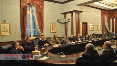 محافظ الإسكندرية يناقش منظومة النظافة بالمحافظة