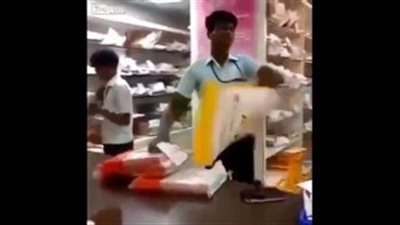 بالفيديو.. موظف بريد يدهش العملاء بطريقته الاستعراضية في تسليم الطرود