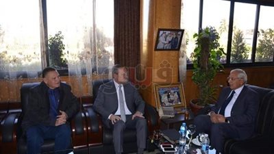 محافظا الإسماعيلية والدقهلية يبحثان سبل التعاون لدفع عجلة التنمية الشاملة (صور)