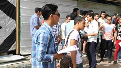 التعليم تطالب المدارس بالسماح لطلاب أولى ثانوي باصطحاب الكتب أثناء الامتحان