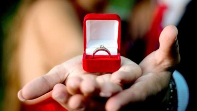 رجل خائن يقترح الزواج على السيدة الخطأ في رأس السنة الجديدة