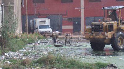 بالصور.. أعمال مكثفة لحل مشكلة الصرف بضواحي بورسعيد