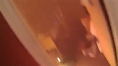 لحظة إنقاذ امرأة مسنة من الموت بعد اشتعال النيران بمنزلها (فيديو)