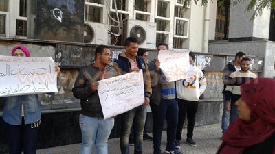 بالفيديو والصور.. وقفة لطلاب الدبلومات الأمريكية أمام «التعليم العالي»