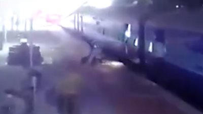 إنقاذ امرأة سقطت تحت قطار (فيديو)