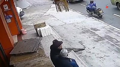 استخدمت دواسة البنزين بدلا من الفرامل فتسببت في حادث لمسنين (فيديو)