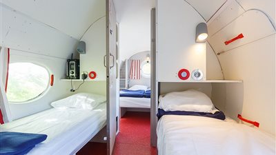 طائرة تتحول لأغرب مكان للتخييم في فرنسا (صور)