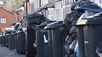 أكوام القمامة تنتشر في شوارع بريطانيا (صور)