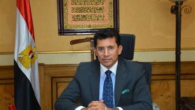 وزير الرياضة يجري اتصالا هاتفيا ببعثة منتخب اليد في الدنمارك