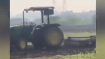 لقطات صادمة للحظة سقوط رجل تحت عجلات جراره (فيديو)