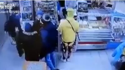رجل يعتدي على زبائن بسبب سيدة داخل سوبر ماركت (فيديو)