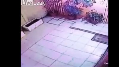 لقطات توضح شجاعة زوج في مواجهة سارقي زوجته (فيديو)