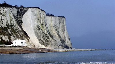 لحظة سقوط قافز من ارتفاع شاهق بعد تعطل مظلته (فيديو وصور)