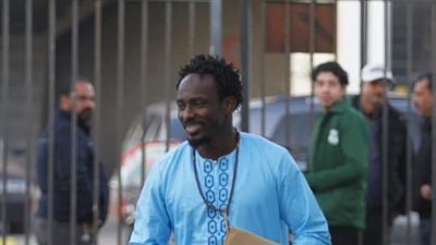 محمد كوفي يظهر بزي أفريقي في مران المصري (صور)