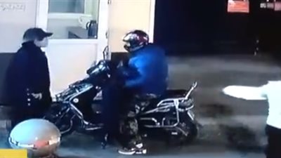 طفل يضرب رجلا ضخما دفاعا عن والدته (فيديو)