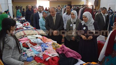 بالصور .. رئيس جامعة سوهاج يفتتح معرضا للملابس الجاهزة بأسعار رمزية