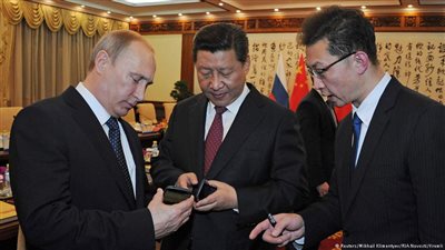 بالفيديو والصور.. هاتف بوتين المحمول بوجهين!