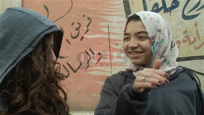 ضحك وقلق.. ردود أفعال طالبات أولى ثانوي من امتحان «أوبن بوك» بالدقهلية