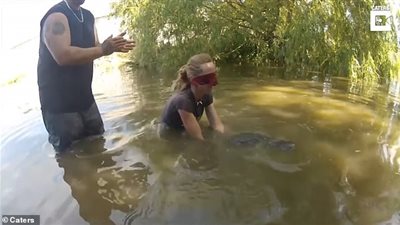 مغامرون يواجهون تماسيح معصوبة العينين (فيديو وصور)