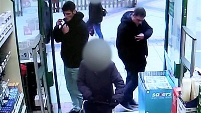 لصان يتبعان عجوزا لسرقتها بخدعة ماكرة (فيديو وصور)