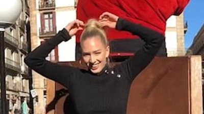 لاعبة أكروبات تخطئ بتقدير المسافات فتصاب في وجهها (فيديو وصور)