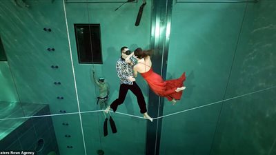 ثنائي يحققان رقما قياسيا في الرقص تحت سطح المياه (فيديو وصور)