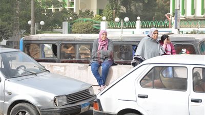 أولياء أمور أولى ثانوى يتحدون الطقس البارد وينتظرون أبناءهم أمام المدارس