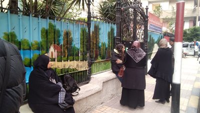 أولياء أمور أولى ثانوي يتحدون «الفيضة الكبرى» أمام لجان الإسكندرية (صور)