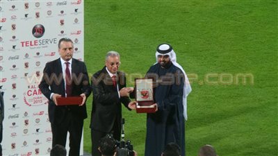 بالصور.. زيزو يتبادل الدروع التذكارية مع الوصل والصفاقسي