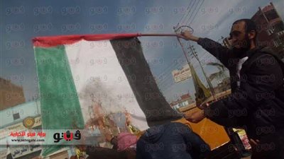 بالصور.. إخوان الشرقية يشعلون النيران بعلم دولة الإمارات