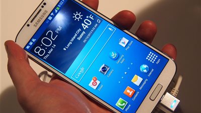 جالاكسي S5 في إصدارين «راقٍ» و«متوسط»