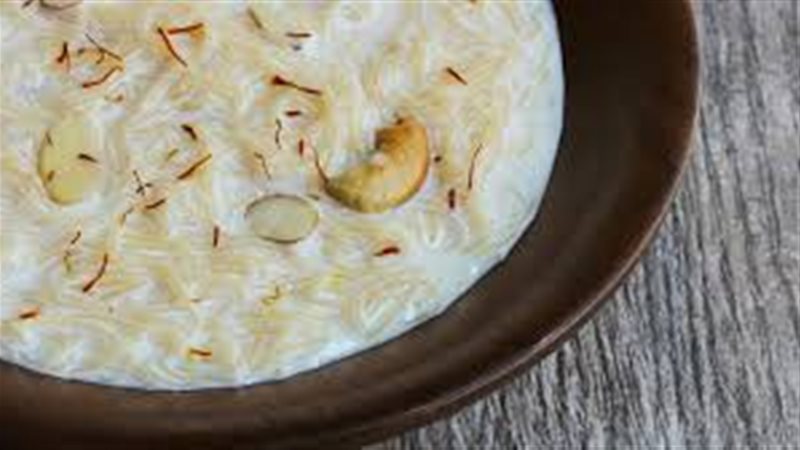 الشعرية باللبن والمكسرات