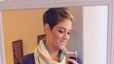 امرأة تفقد نصف وزنها وتتمكن من ارتداء سروال ابنتها (صور)