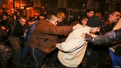 نائب قائد الجيش يستقيل والمواجهات تتجدد في كييف