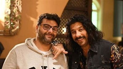 إياد نصار بـ«لوك» جديد مع أمير كرارة في كواليس «كازابلانكا» (صور)