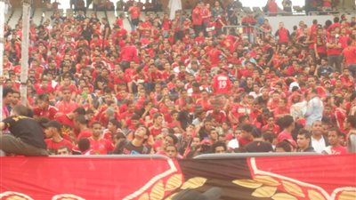 ألتراس أهلاوي يشعل نهائي الكونفيدرالية.. يقتحم استاد القاهرة.. الأمن يخلي المدرجات.. 