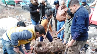 الانتهاء من إصلاح كسر ماسورة مياه جسر السويس (صور)